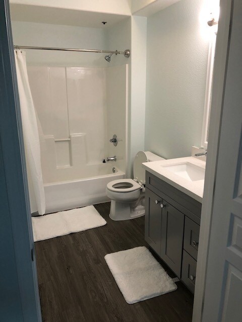 Master Bath 1 - 453 E Okeefe St
