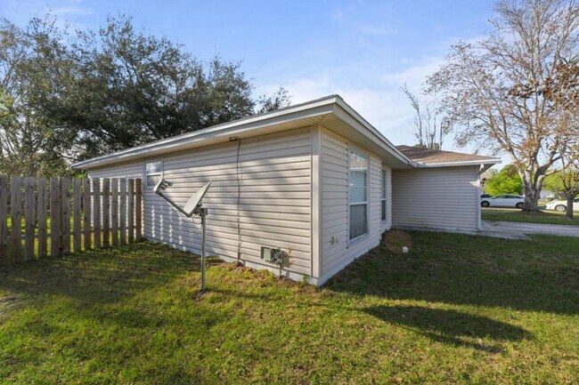 Building Photo - 7728 Pikes Peak Dr