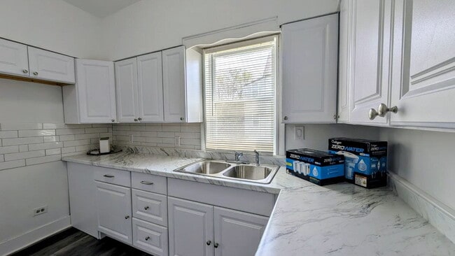 Foto del edificio - Updated 3-Bedroom | 1.5-Bath | Central AC | In-Unit Laundry – $1,800/month