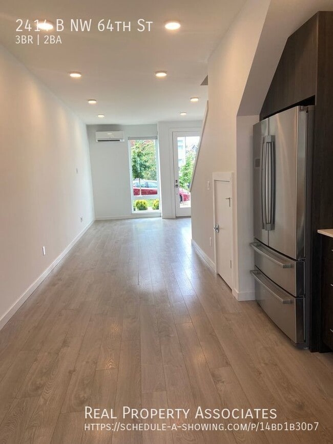Building Photo - Updated townhouse with Views!