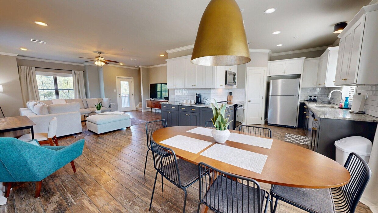 Primary Photo - 636 Clay St