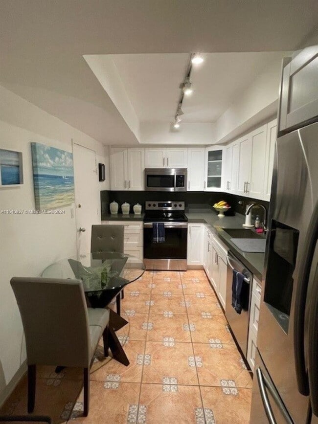 Building Photo - 5001 Collins Ave