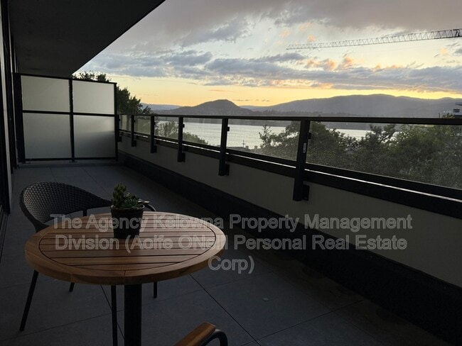 Photo du bâtiment - 3389 Lakeshore Rd