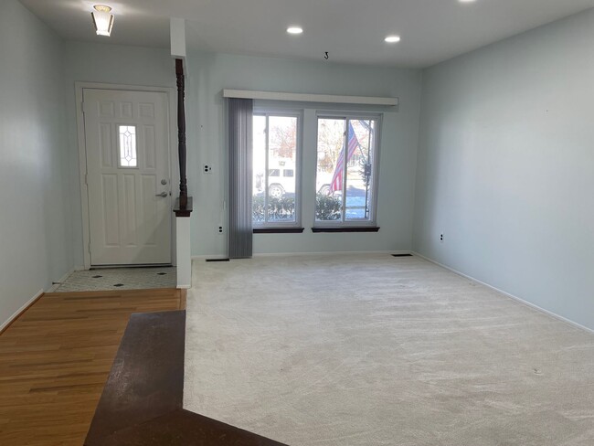 Foto del edificio - Sterling Heights - 3-Bedroom Ranch with Fa...