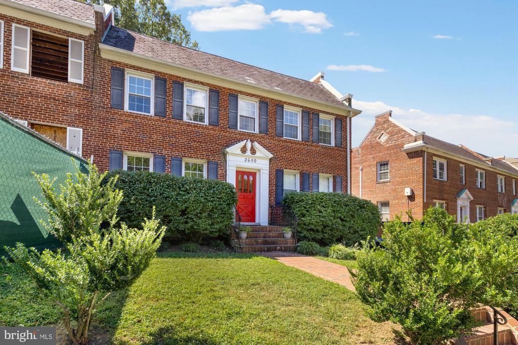 Foto principal - 2650 39th St NW