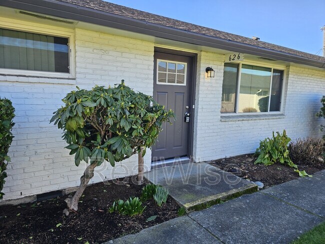 Building Photo - 626 NE Anderson St