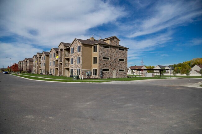 Building Photo - 476 W 200 N St