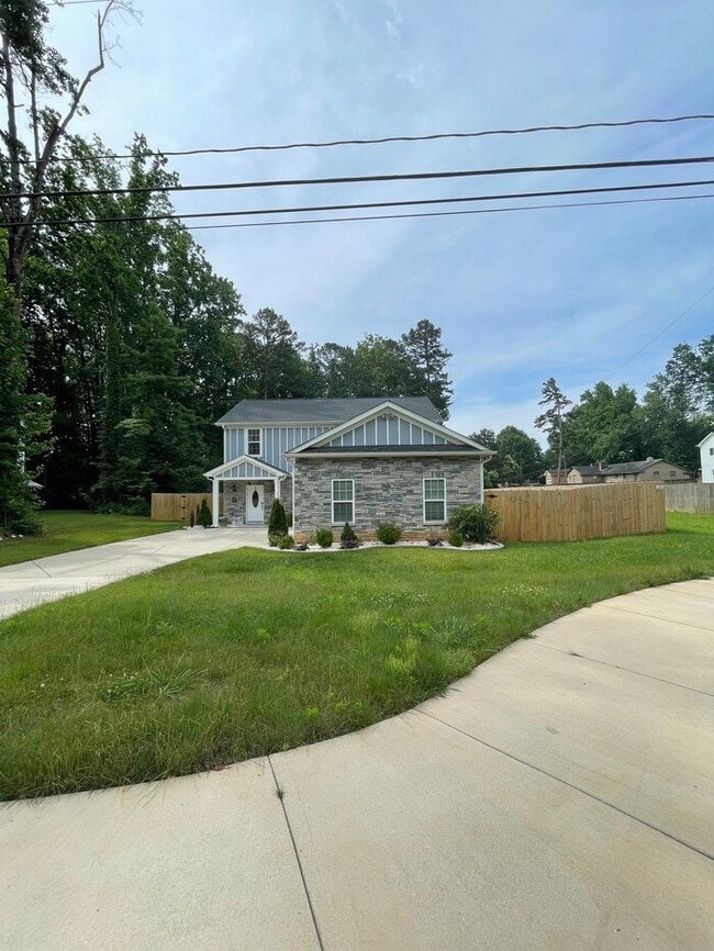 Photo - Beautifully Furnished 4-Bedroom Home with ...