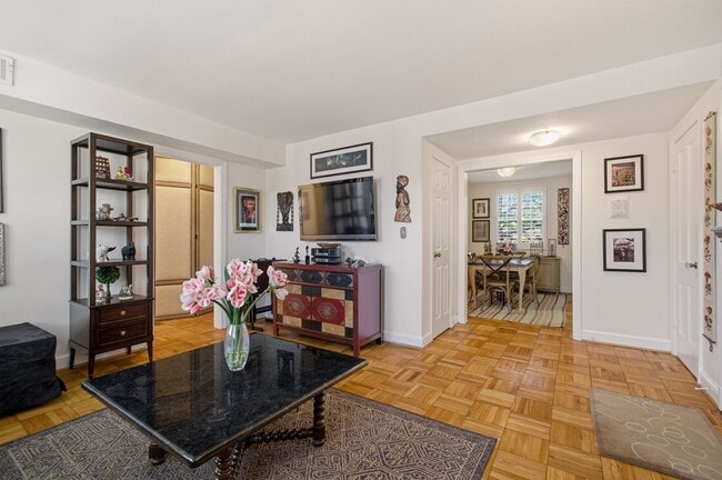 Foto del edificio - Top Floor Ordway Gardens One Bedroom-Fully Furnished, One Parking Space, & More!