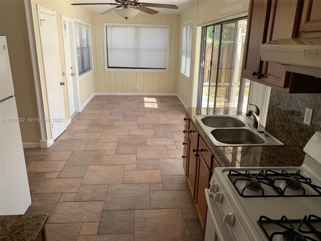 Foto del edificio - 1680 NW 1st Terrace