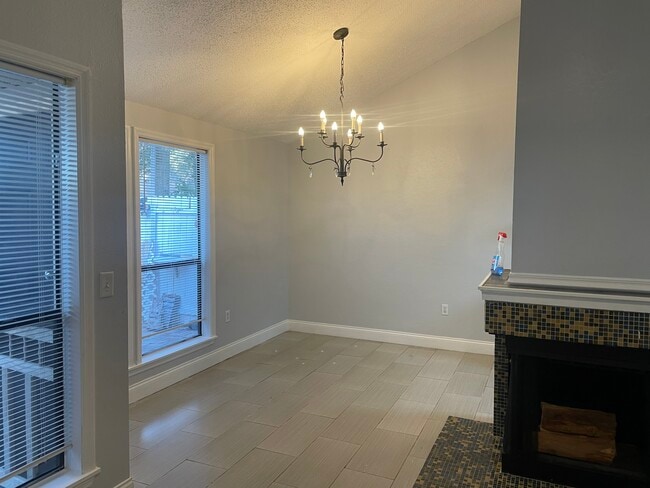 área de comedor - 609 Trinidad Ct