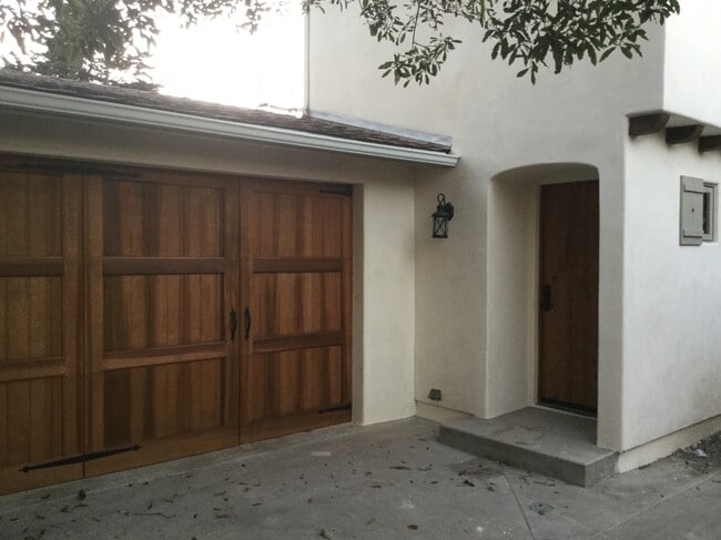 Building Photo - 2052 Channel Dr