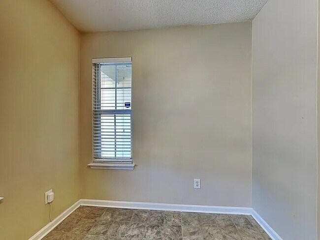 Building Photo - 2613 Fairstone Ave
