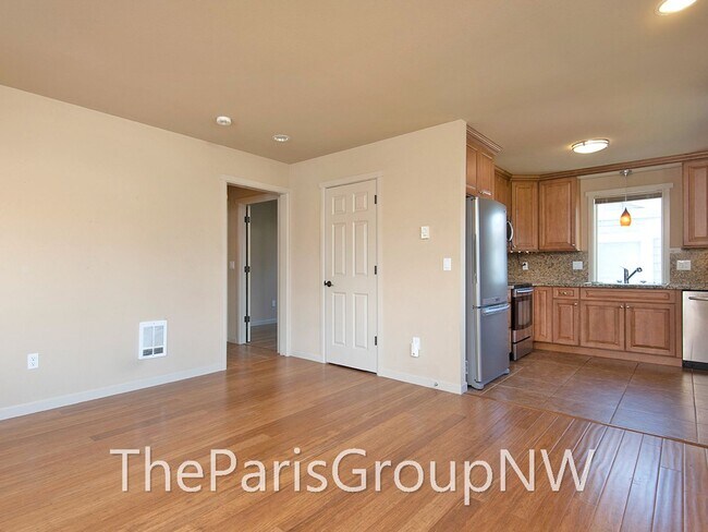 Building Photo - Gorgeous 2011 Downtown Kirkland 1BR Apt * ...