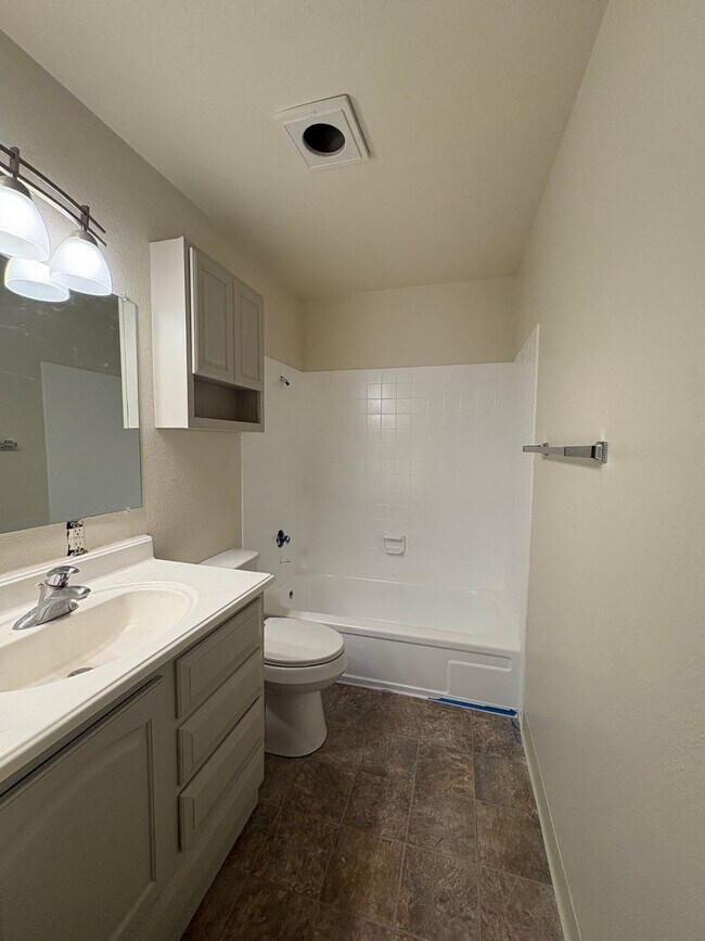 Foto del edificio - One Bedroom at Carson Park Condominiums
