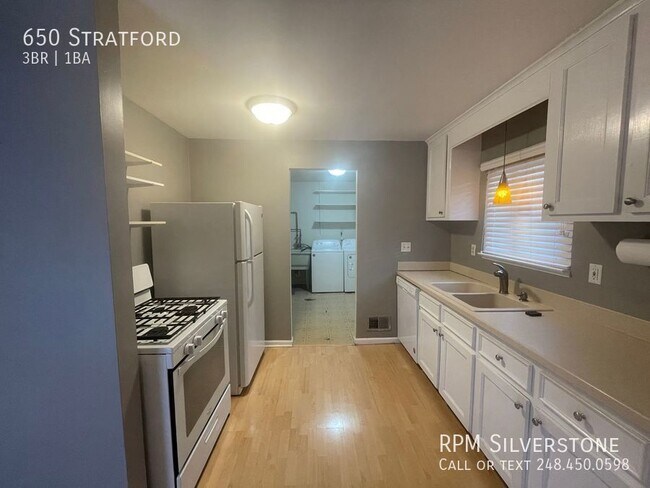 Building Photo - Spacious 3-bedroom