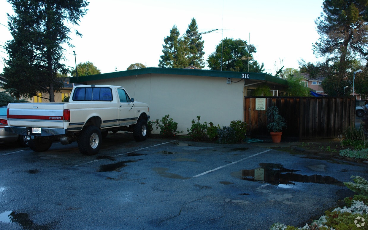 Building Photo - 310 Gladys Avenue