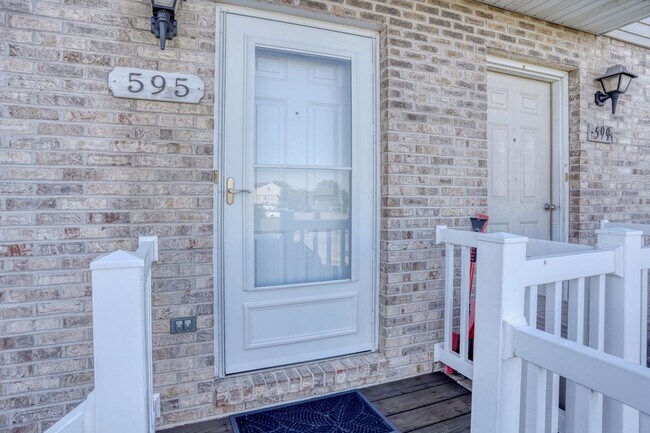 Foto del edificio - New, New, New - Spacious 3 Bedroom Townhouse with a Finished Basement !!