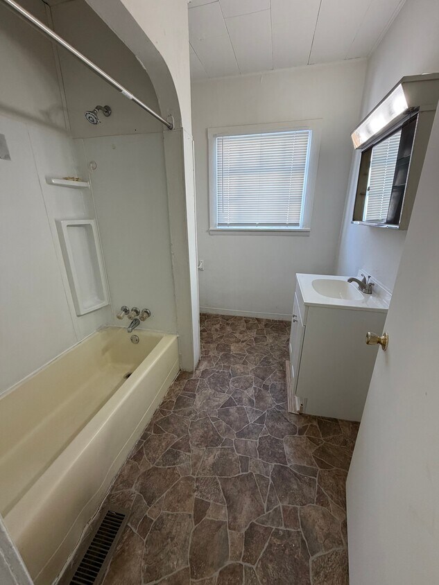 Baño - 304 Ewing Ave