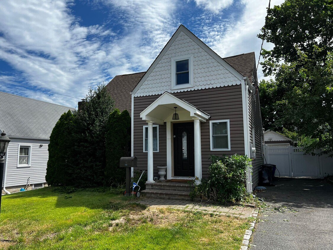 Primary Photo - 28 Allen St