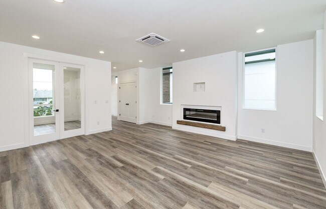 Building Photo - Edgewood Stunner