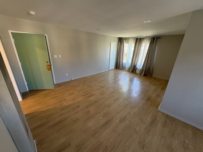 Foto del edificio - 510 N Van Ness Ave