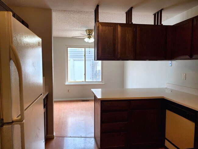 Foto del edificio - FANTASTIC 2 BEDROOM TOWNHOUSE IN THORNTON, AVAILABLE NOW!!!