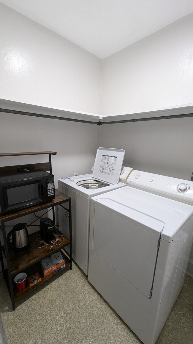 washser/dryer/microwave included - 401 E Chilhowie Ave