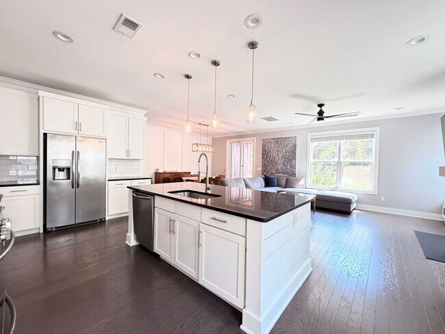 Foto del edificio - Available July 1st. Beautiful 4 BR/2.5 BA Home in Highly Desirable Park West! Landscaping included!