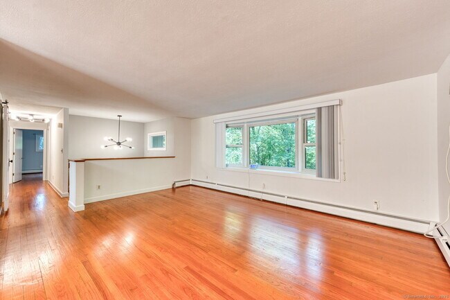 Foto del edificio - 16 Westgate Ln