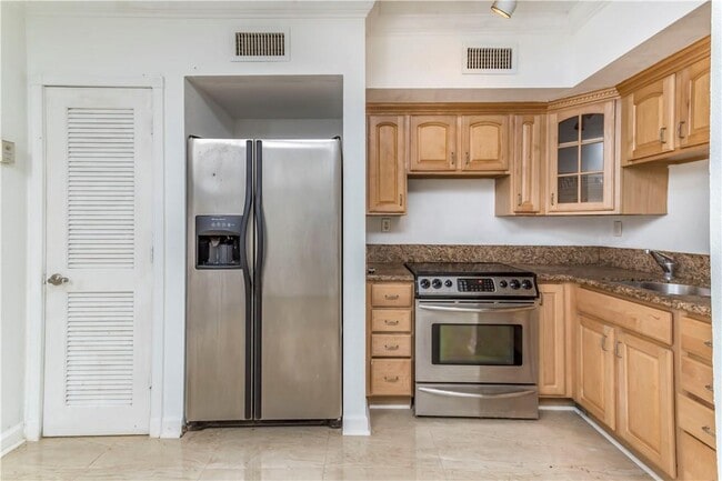 Kitchen - 924 SE 2nd St