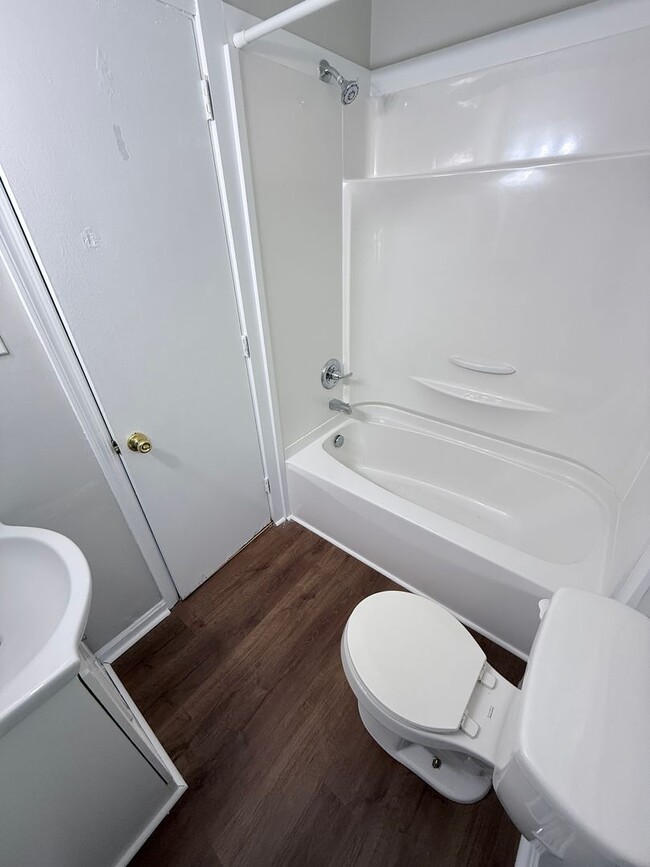 Foto del edificio - 3-bedroom, 2 full bath duplex in the desirable Lansdowne area