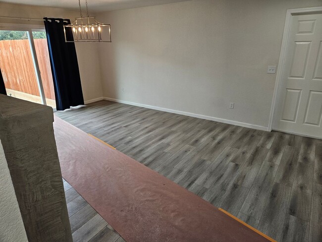 Foto del edificio - Large 3 bedroom 2 bath, recently renovated...