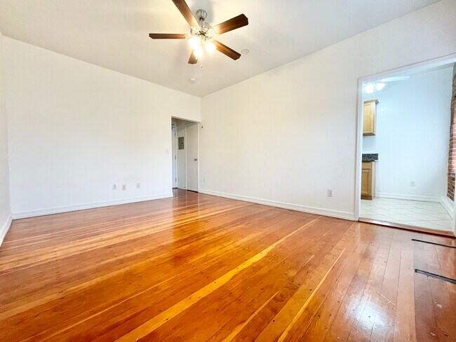 Building Photo - 800 N Las Palmas Ave