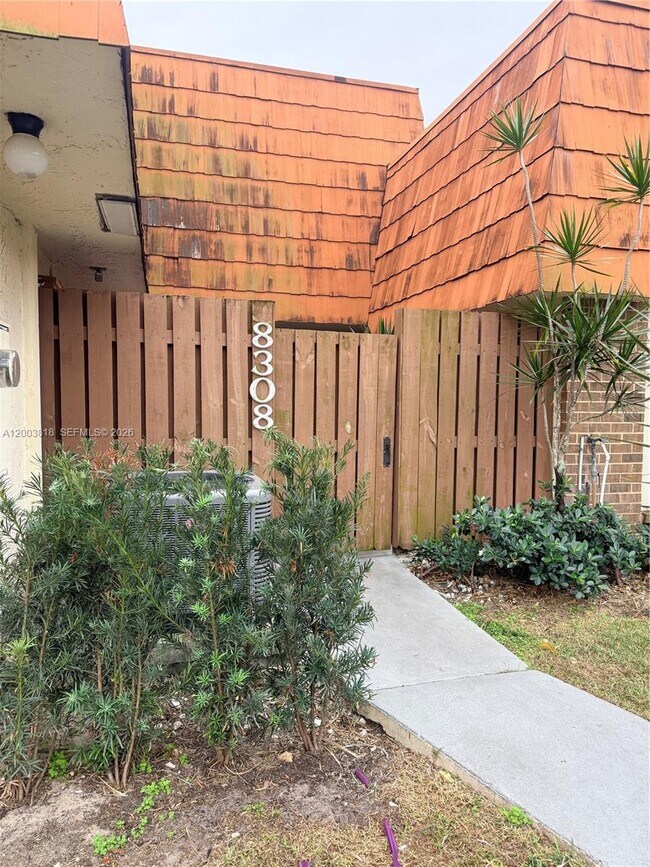 Foto del edificio - 8308 N Coral Cir