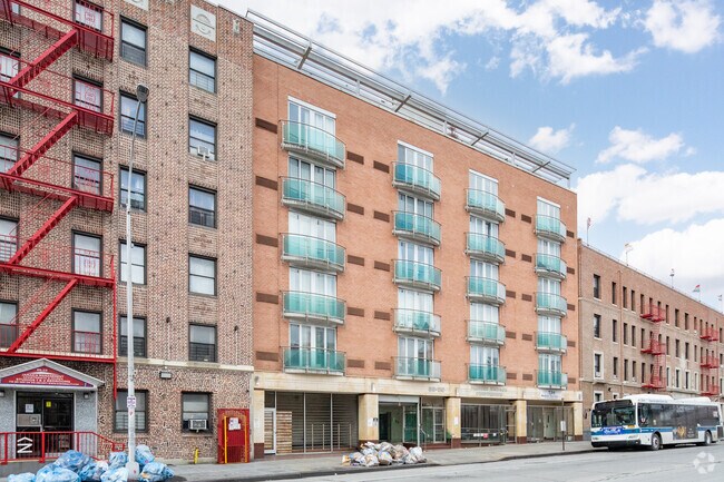 Foto del edificio - 88-20 Parsons Blvd