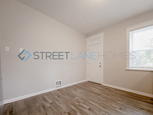 Building Photo - Charming 2 Bedroom in St. Louis!