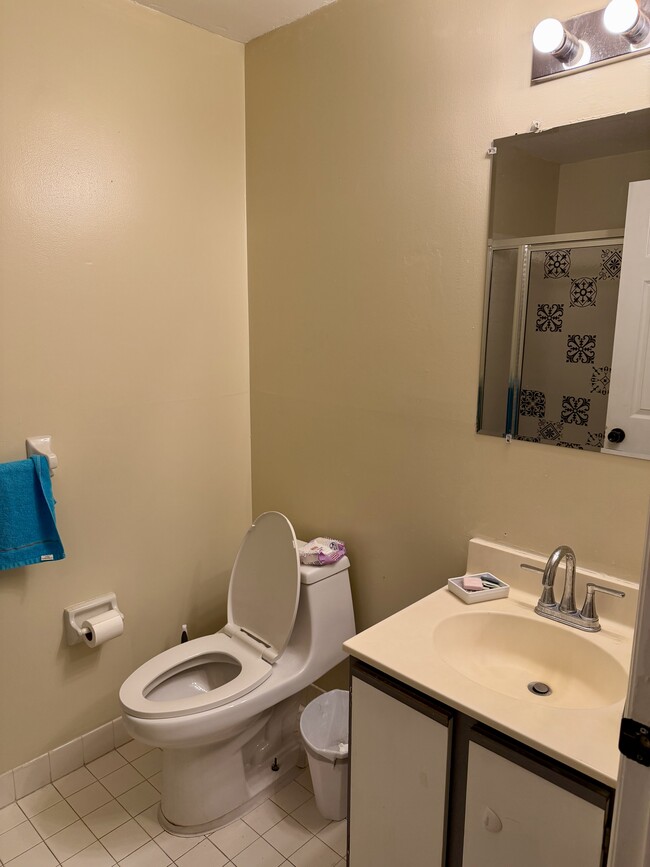 Full Bathroom 1 - 173 Prestwick Way