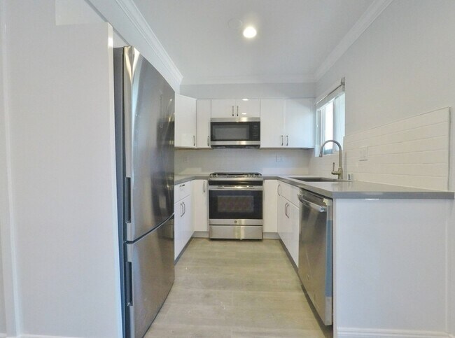 Building Photo - Remodeled 2-Bd Townhome w/ Patio, Washer/D...