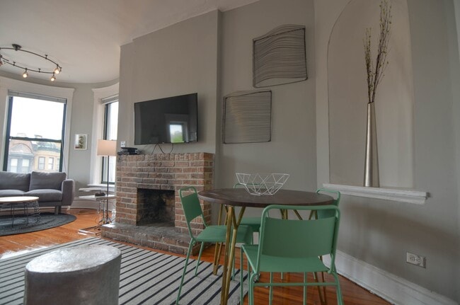 Living Room - Clark & Orchard Apartments