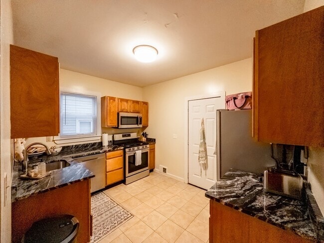 Building Photo - 41 Child St