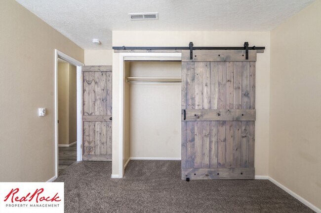 Building Photo - Pet Friendly 4 Bedroom 2 Bathroom home.
