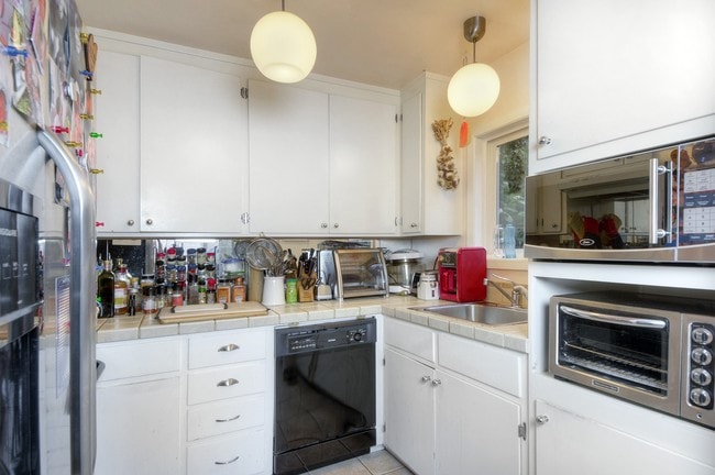 Cocina de apartamento de 3 habitaciones - 975 Florence Ln