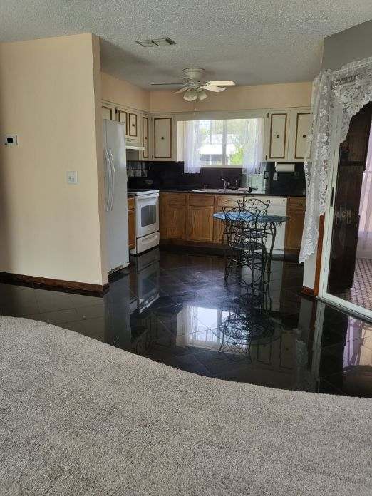 Cocina con suelo de granito y lavavajillas. - 10871 SW 90th Ct