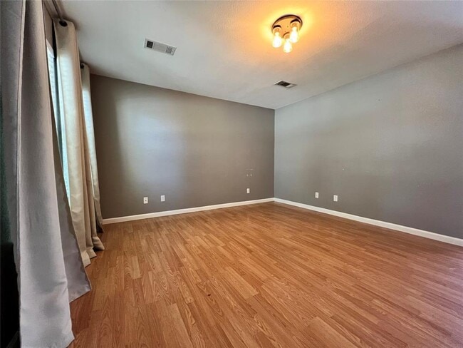 Building Photo - 715 Honeysuckle Dr