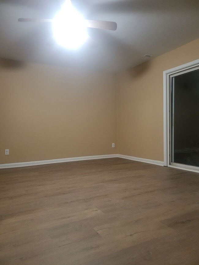 Building Photo - 4 bedroom, 1.5 bathrooms townhouse