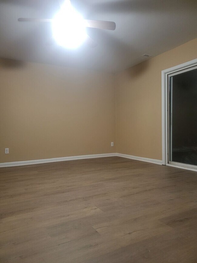 Foto del edificio - 4 bedroom, 1.5 bathrooms townhouse