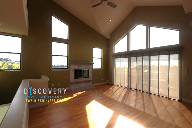 Foto del edificio - March Rent Free! Hiller Highlands Modern T...