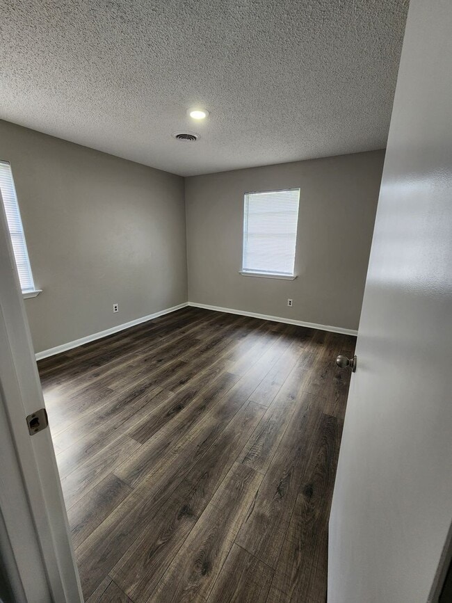 Building Photo - 4/2 in West Lampasas