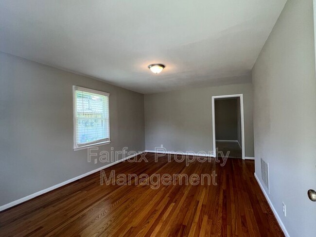 Building Photo - 513 Martha St